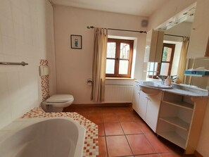 Dusche, kostenlose Toilettenartikel, Haartrockner, Handtücher