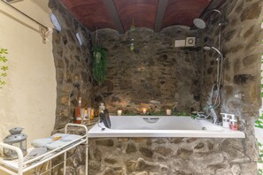 Een douche, handdoeken