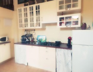 Frigorífico, microondas, placa de cocina y cafetera o tetera