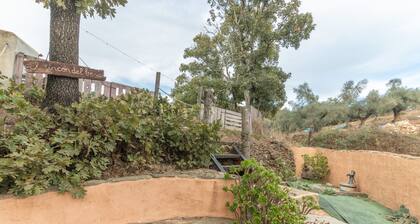 Casa de vacaciones 'La Casa De Los Bonales' con vistas a la montaña, terraza y jardín privados