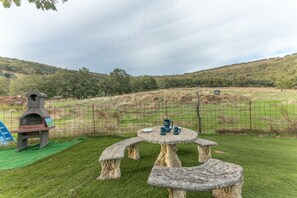Property grounds - Holiday Home 'La Casa De Los Bonales' with Mountain View, Private Terrace and Private Garden (Arroyomolinos De Leon)