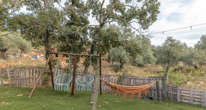 Casa de vacaciones 'La Casa De Los Bonales' con vistas a la montaña, terraza y jardín privados