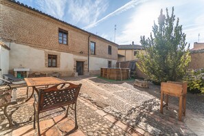 Outdoor dining - Country House 'Abánades' with Private Pool, Private Garden and Wi-Fi (Melgar De Fernamental)