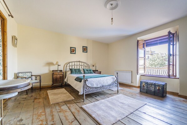 7 bedrooms, free WiFi, bed sheets