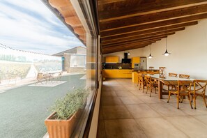 Outdoor dining - Country House 'Hortelanos' with Private Garden and Wi-Fi (Melgar De Fernamental)