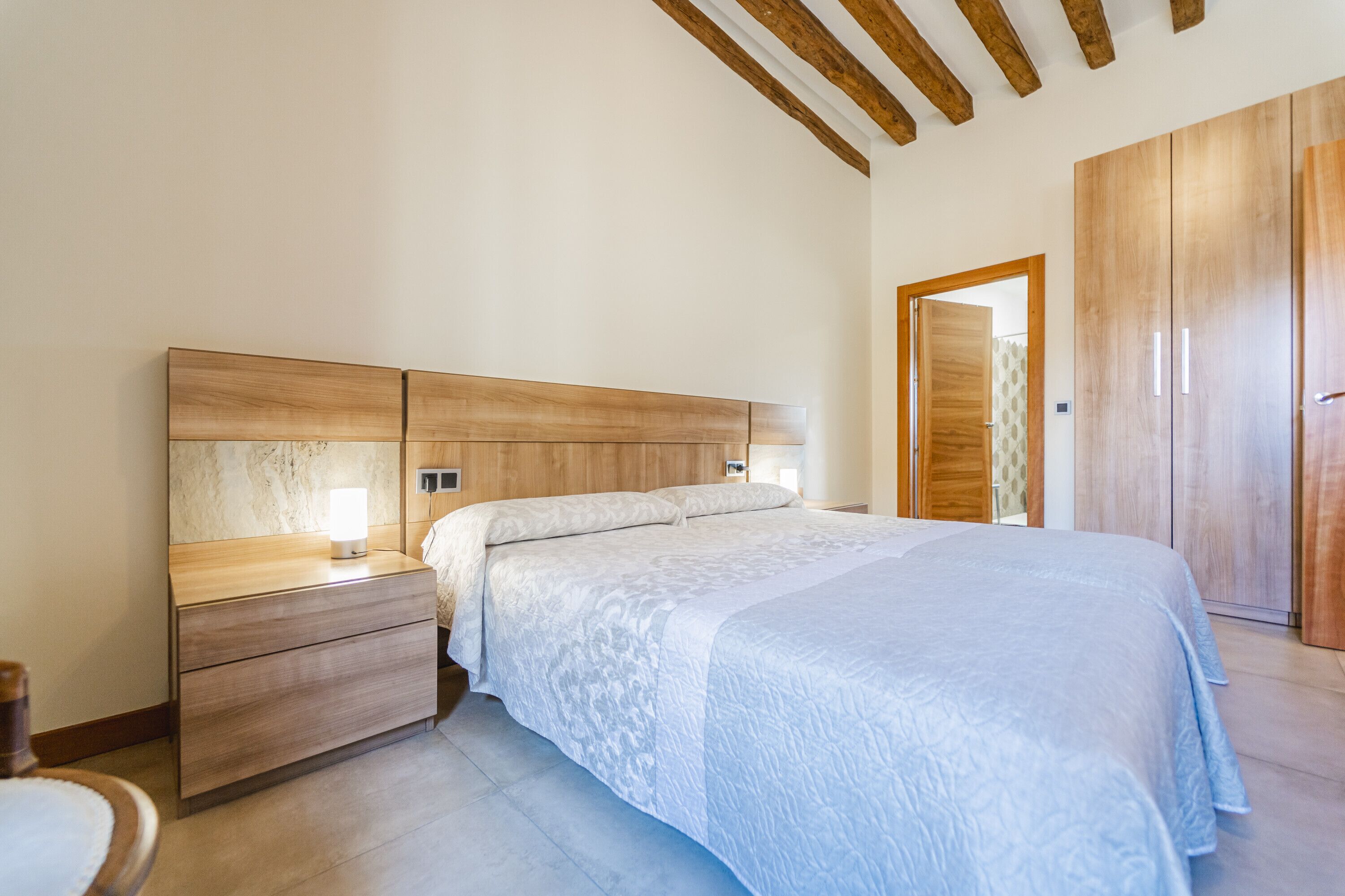 4 slaapkamers, een strijkplank/strijkijzer, gratis wifi, beddengoed