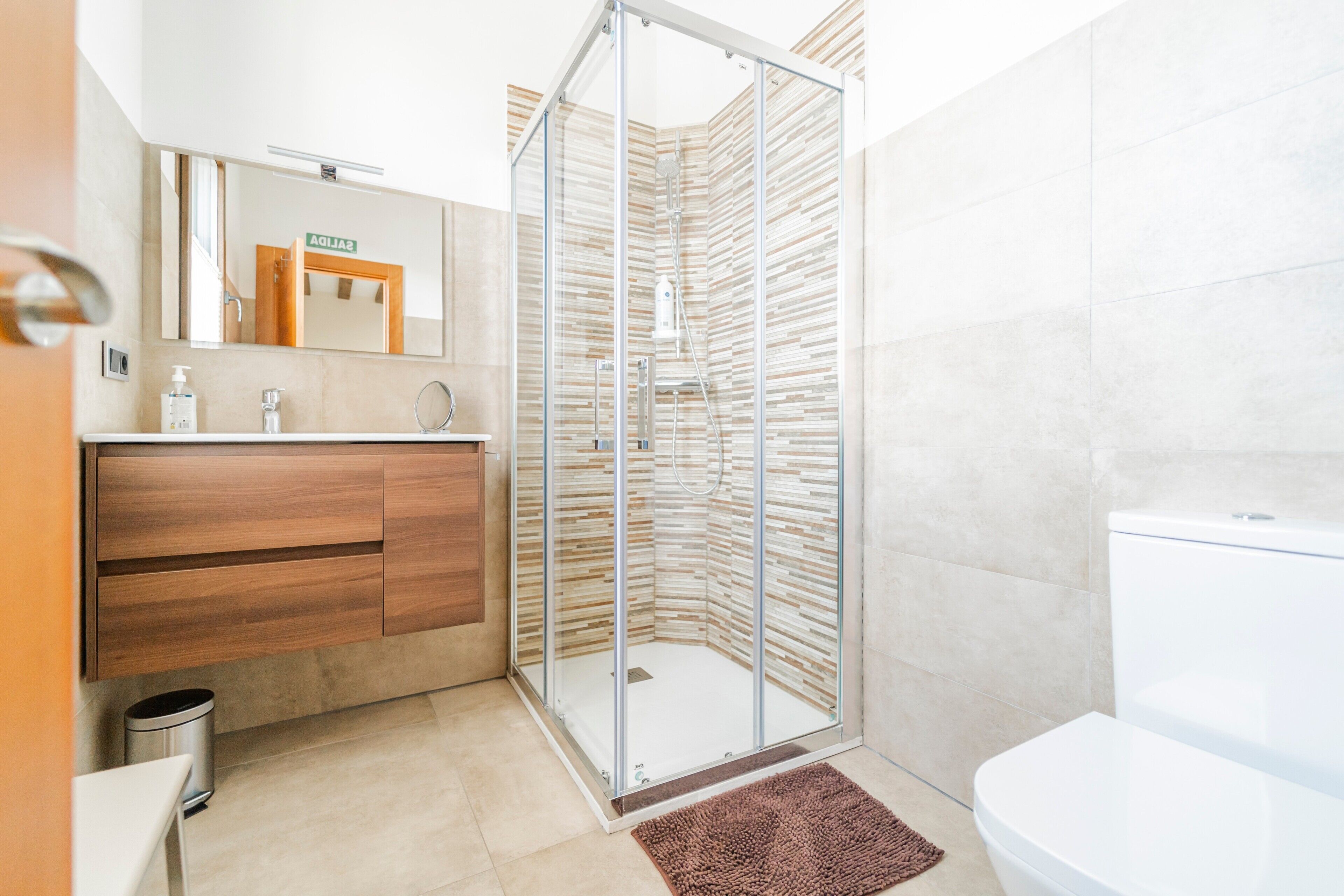 Een douche, een haardroger, handdoeken