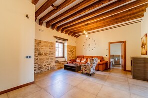 TV, fireplace - Country House 'Hortelanos' with Private Garden and Wi-Fi (Melgar De Fernamental)