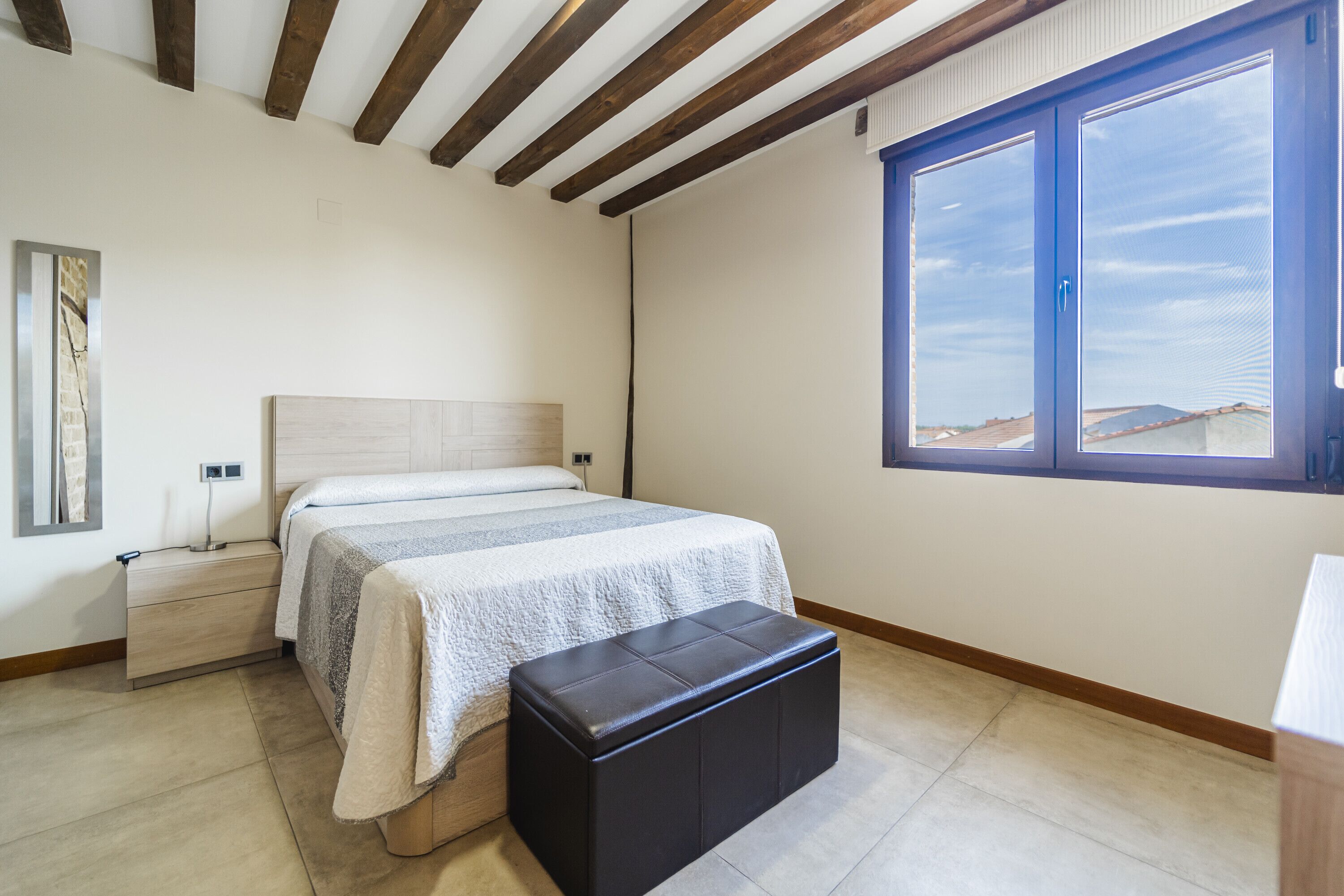 4 slaapkamers, een strijkplank/strijkijzer, gratis wifi, beddengoed