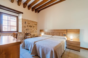 4 bedrooms, iron/ironing board, free WiFi, bed sheets