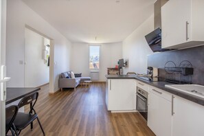 Fridge, microwave, oven, stovetop - Lovely Bellamy: New house downtown/station (Angoulême)