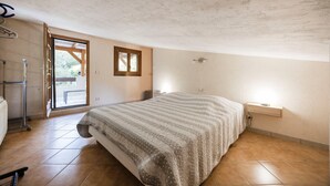 1 bedroom, iron/ironing board, WiFi (free), bed sheets