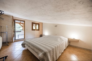 1 dormitorio, tabla de planchar con plancha, wifi gratis y ropa de cama