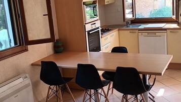 Refrigerador, microondas, horno, placa de cocina