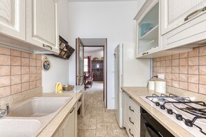 Refrigerador, horno, placa de cocina, cafetera/tetera