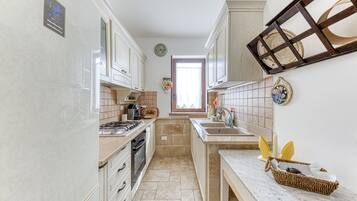 Réfrigérateur, four, plaque de cuisson, cafetiÚre/bouilloire