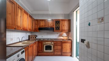 KĂŒhlschrank, Herdplatte, Kochgeschirr/Geschirr/Besteck