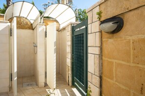 Property grounds - Villa 'I Love Baia Verde Spa' with Private Pool, Private Terrace and Air Conditioning (Baia Verde)