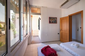 5 bedrooms, bed sheets - Villa 'I Love Baia Verde Spa' with Private Pool, Private Terrace and Air Conditioning (Baia Verde)