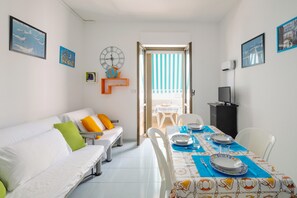 Dining - Apartment 'La Playa Rivabella' with Sea View, Balcony and Air Conditioning (Gallipoli)