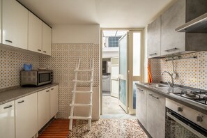 Fridge, microwave, stovetop, cookware/dishes/utensils - Holiday Home 'Gió Home' with Air Conditioning (Santa Maria al Bagno)