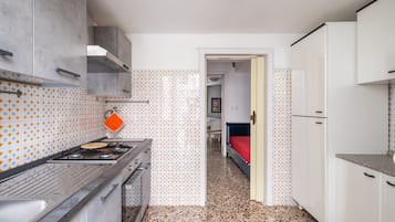 Fridge, microwave, stovetop, cookware/dishes/utensils