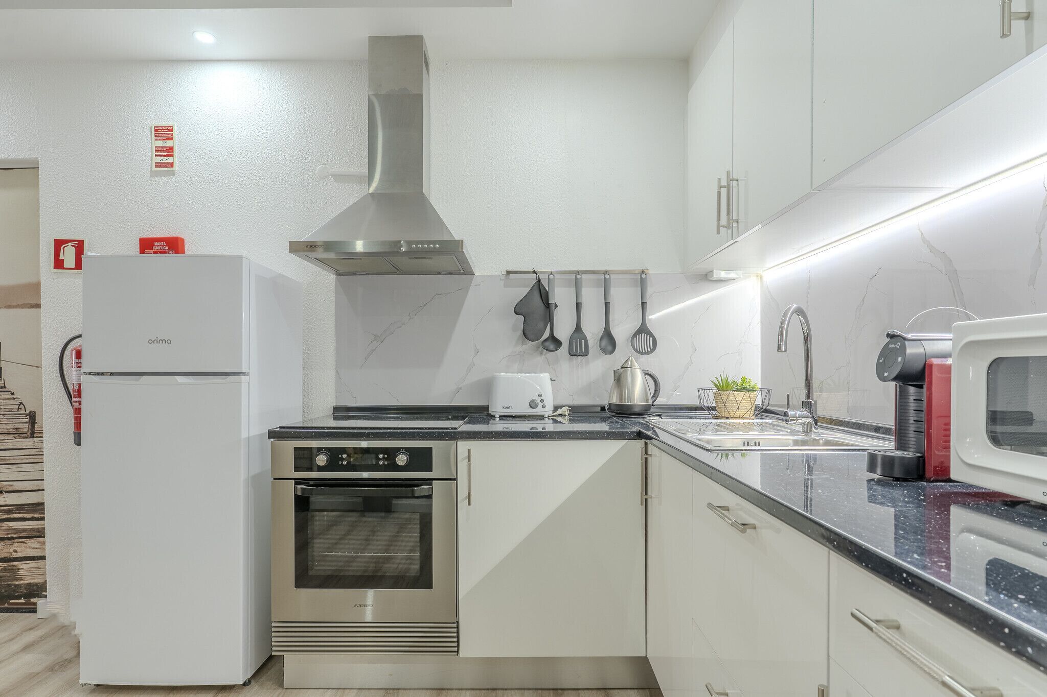 Refrigerador, microondas, horno y parrilla de estufa 