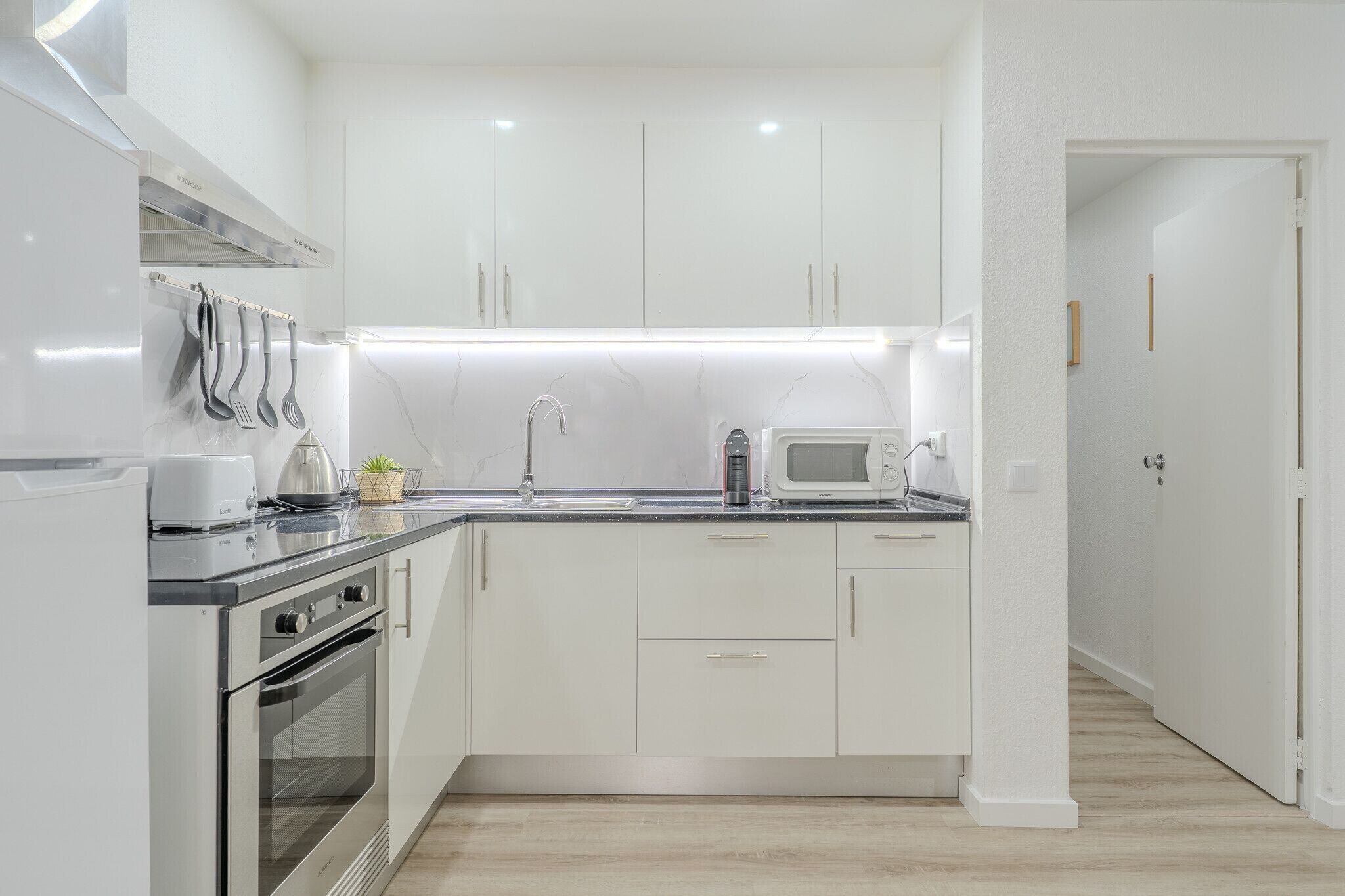 Kühlschrank, Mikrowelle, Ofen, Herdplatte