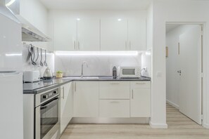 Jääkaappi, mikroaaltouuni, uuni, liesi