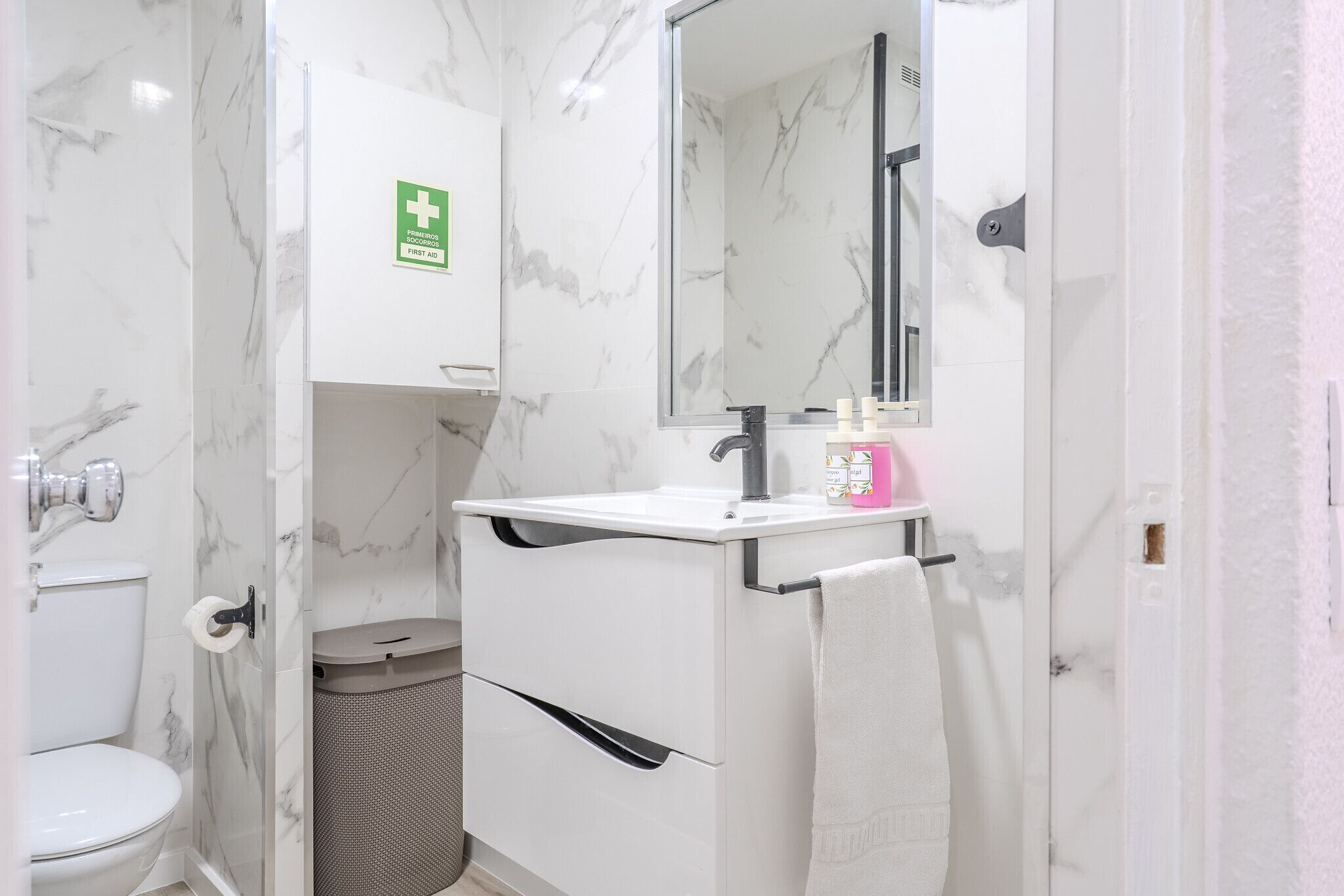 Een douche, een haardroger, handdoeken, zeep