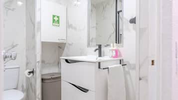 Een douche, een haardroger, handdoeken, zeep