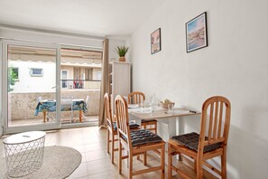Dining - Studio Apartment 'Le Castello 150m De La Plage' with Private Terrace (Fréjus)