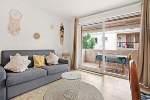 TV, DVD player - Studio Apartment 'Le Castello 150m De La Plage' with Private Terrace (Fréjus)