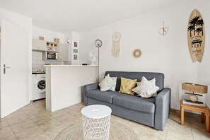 TV, DVD player - Studio Apartment 'Le Castello 150m De La Plage' with Private Terrace (Fréjus)