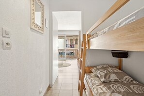 Fer et planche à repasser, draps fournis