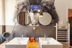 Dusche, Haartrockner, Handtücher