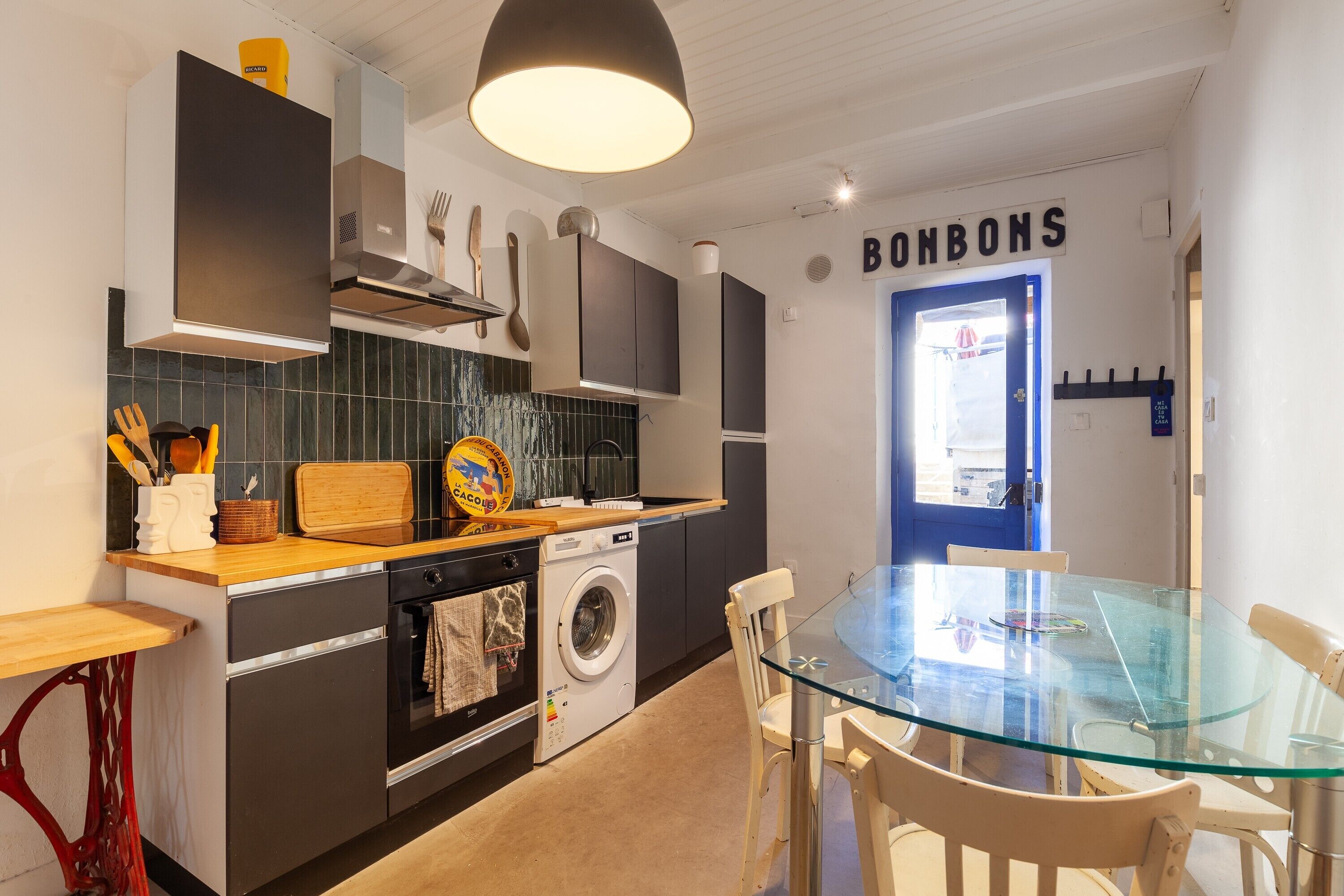 Réfrigérateur, four, plaque de cuisson, cafetière/bouilloire