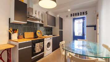 Réfrigérateur, four, plaque de cuisson, cafetière/bouilloire