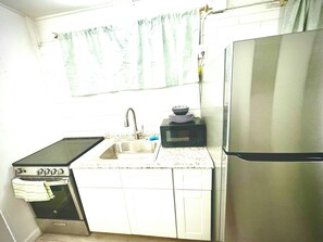 Cafetera y tetera, refrigerador, microondas y horno 