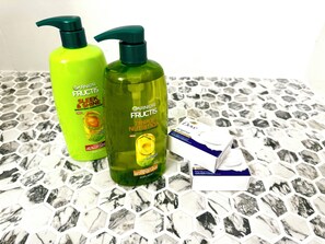 Toallas, jabón, papel de baño 