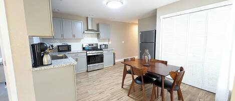 Jääkaappi, mikroaaltouuni, liesi, kahvin-/teenkeitin