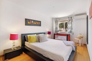 1 slaapkamer, een strijkplank/strijkijzer, gratis wifi, beddengoed