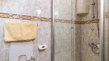 Een douche, een haardroger, handdoeken