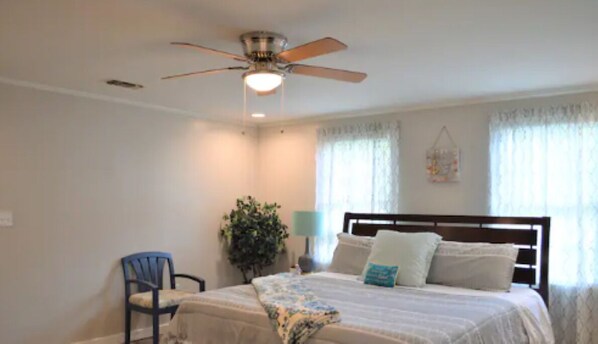 4 bedrooms, iron/ironing board, WiFi, bed sheets