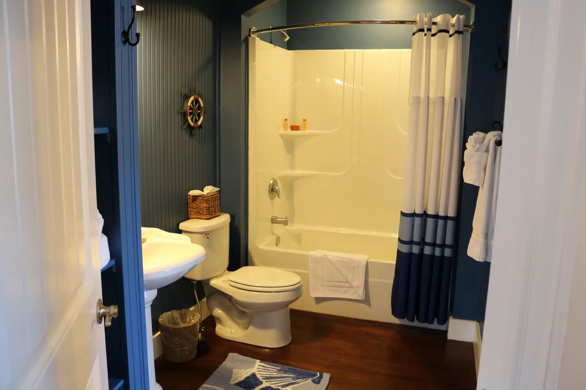 A bathroom with a toilet, bidet, and bathtub.