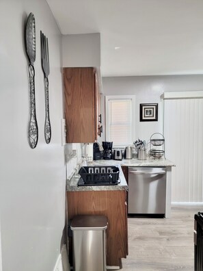 Microwave, oven, stovetop, dishwasher - The Peaceful Haven (Detroit)