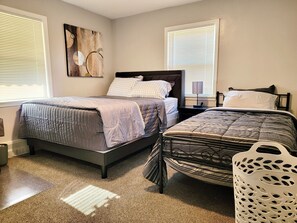 3 bedrooms, iron/ironing board, WiFi, bed sheets - The Peaceful Haven (Detroit)