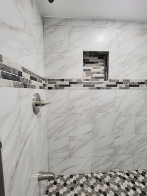 Asciugacapelli, asciugamani, sapone, shampoo