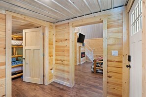 2 bedrooms, WiFi, bed sheets - Happy Hollow cottage @ Patoka (Birdseye)