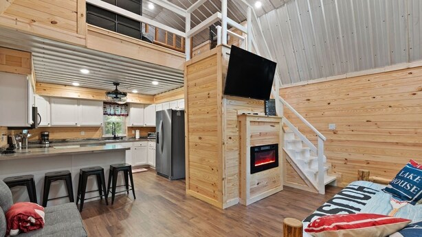 Ein modernes Ferienhaus-Interieur mit Küche, Essbereich und gemütlichem Wohnraum.